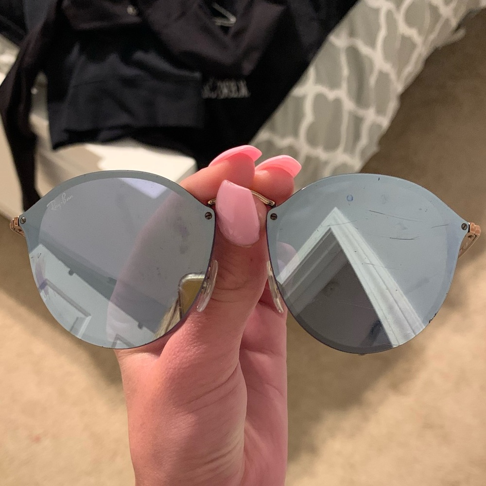 Mirror RayBans.